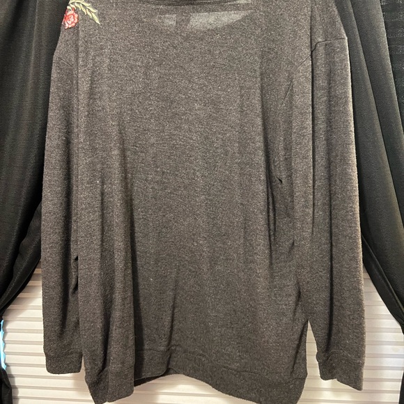 Torrid flower-applique sweater in charcoal grey size 2 - Picture 2 of 4